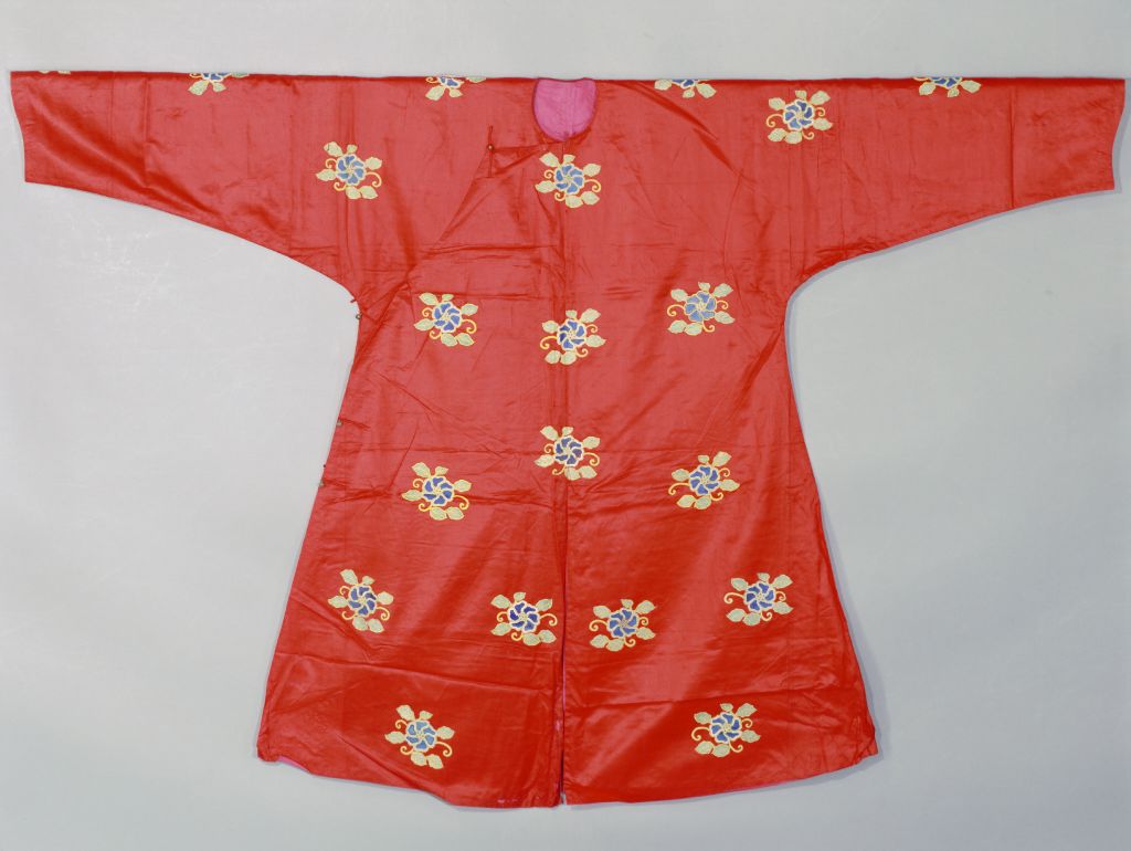 图片[1]-Bright red satin with sunflower pattern driving clothes-China Archive